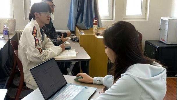 “课前五分钟”讲出“大智慧” ——《化工设计》课堂学生上演AI辅助苯乙烯工艺设计微演讲