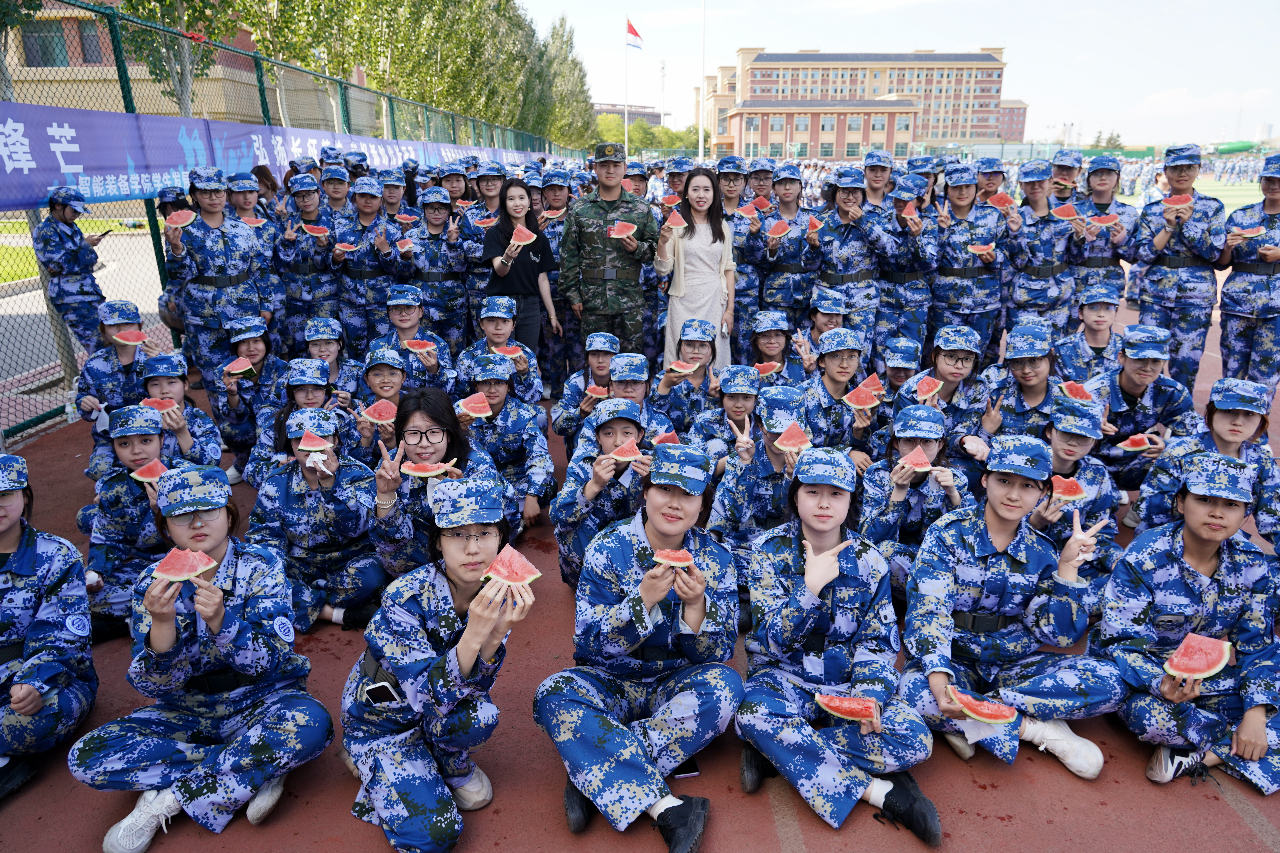 情暖军训现场 关怀浸润人心｜健康工程学院开展军训慰问，暖心服务获家长点赞