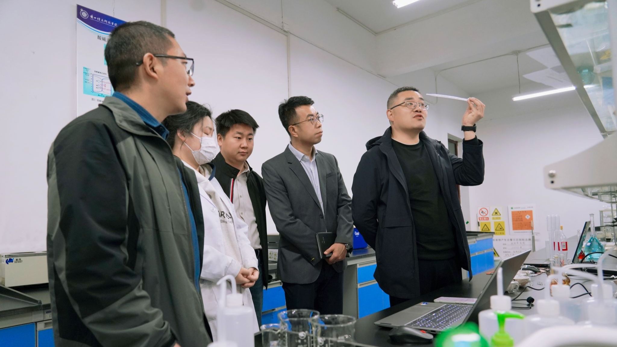 清明护航 筑牢防线——兰州信息科技学院健康工程学院开展清明节前实验室安全隐患专项检查