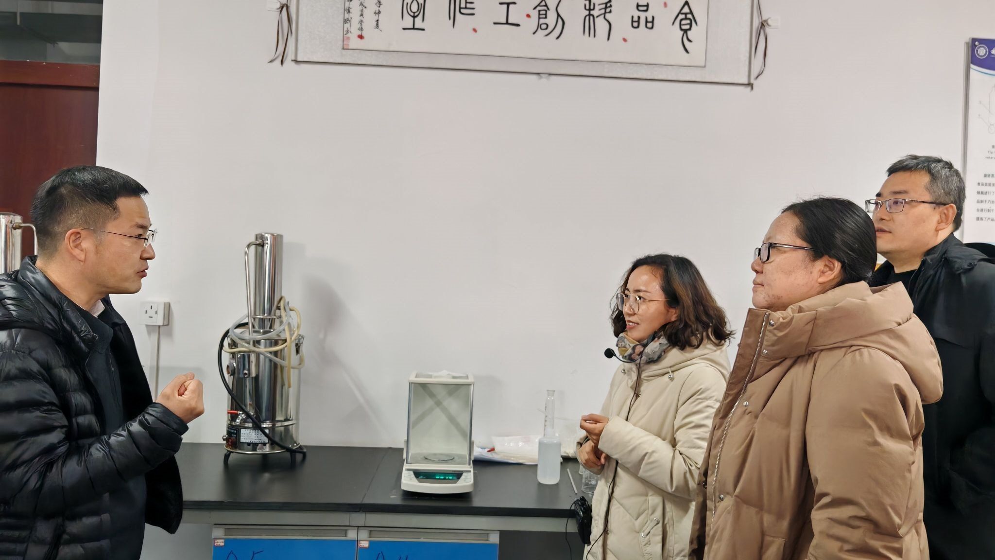 学校领导深入视察健康工程学院实验室 聚焦实验设备建设助力教学科研